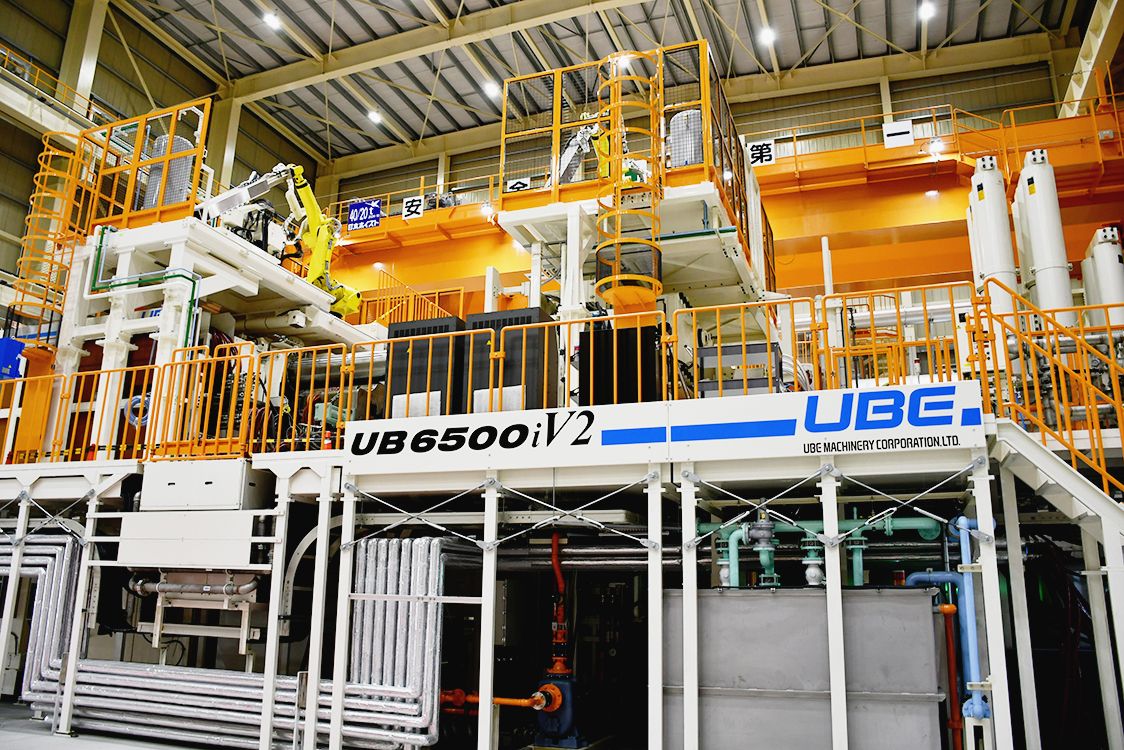 型締め力6500㌧のギガプレス