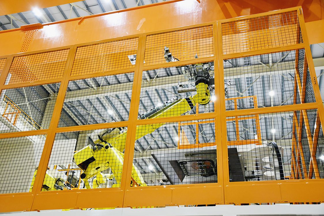 取り出し用などで全自動ロボットも設置。重量のあるギガキャスト部品に対応する