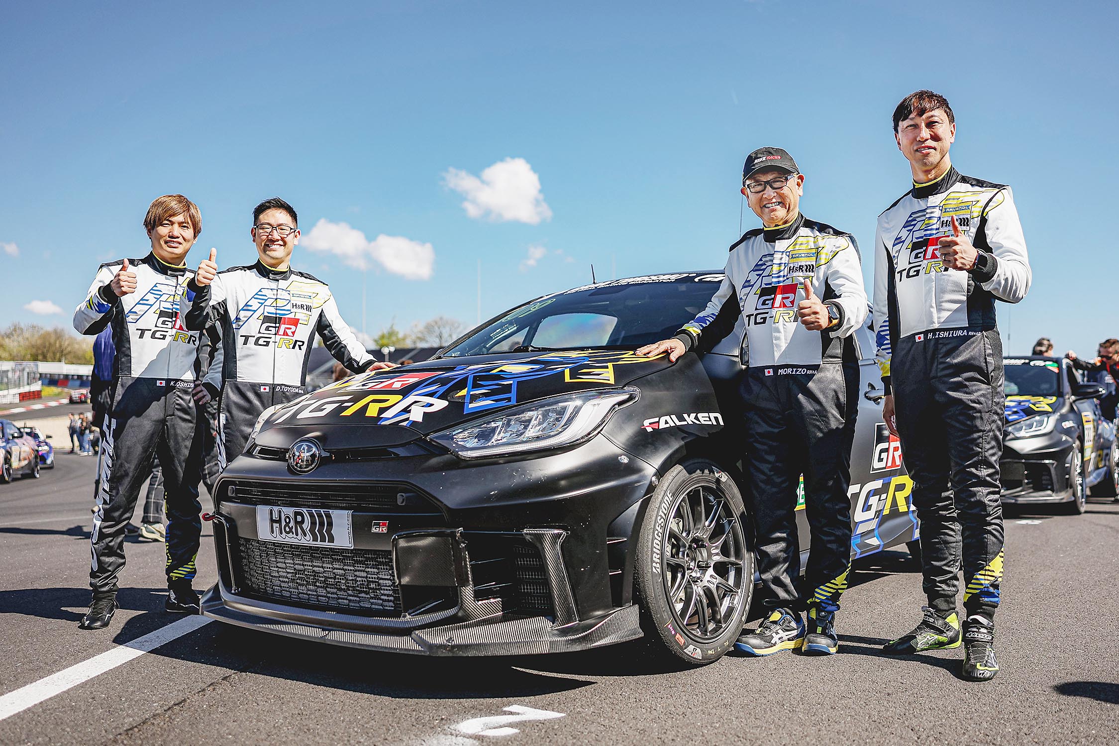 完走を果たしたGRヤリスとドライバー