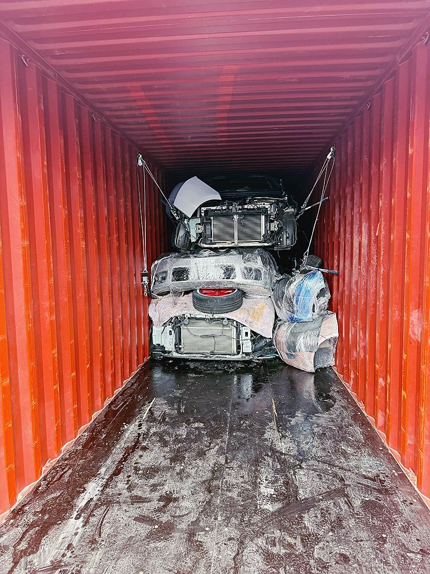 コンテナ内で車体を吊り上げて、傷無く運搬する技術も必要だ=SSトレーディング提供