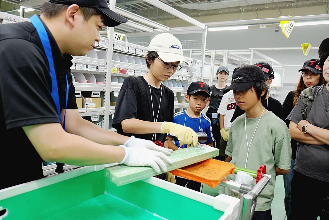 トヨタモビリティパーツ静岡=出庫業務にチャレンジする小学生