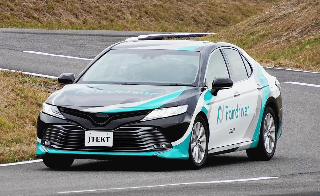 ペアドライバーでは運転手の操作意思を車の走行軌道に反映する機能を追加