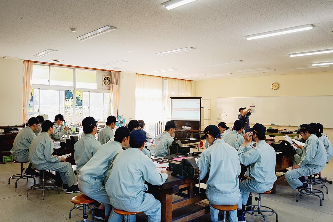 山口整振も講師を派遣し、自動車整備の基礎について講義を行った