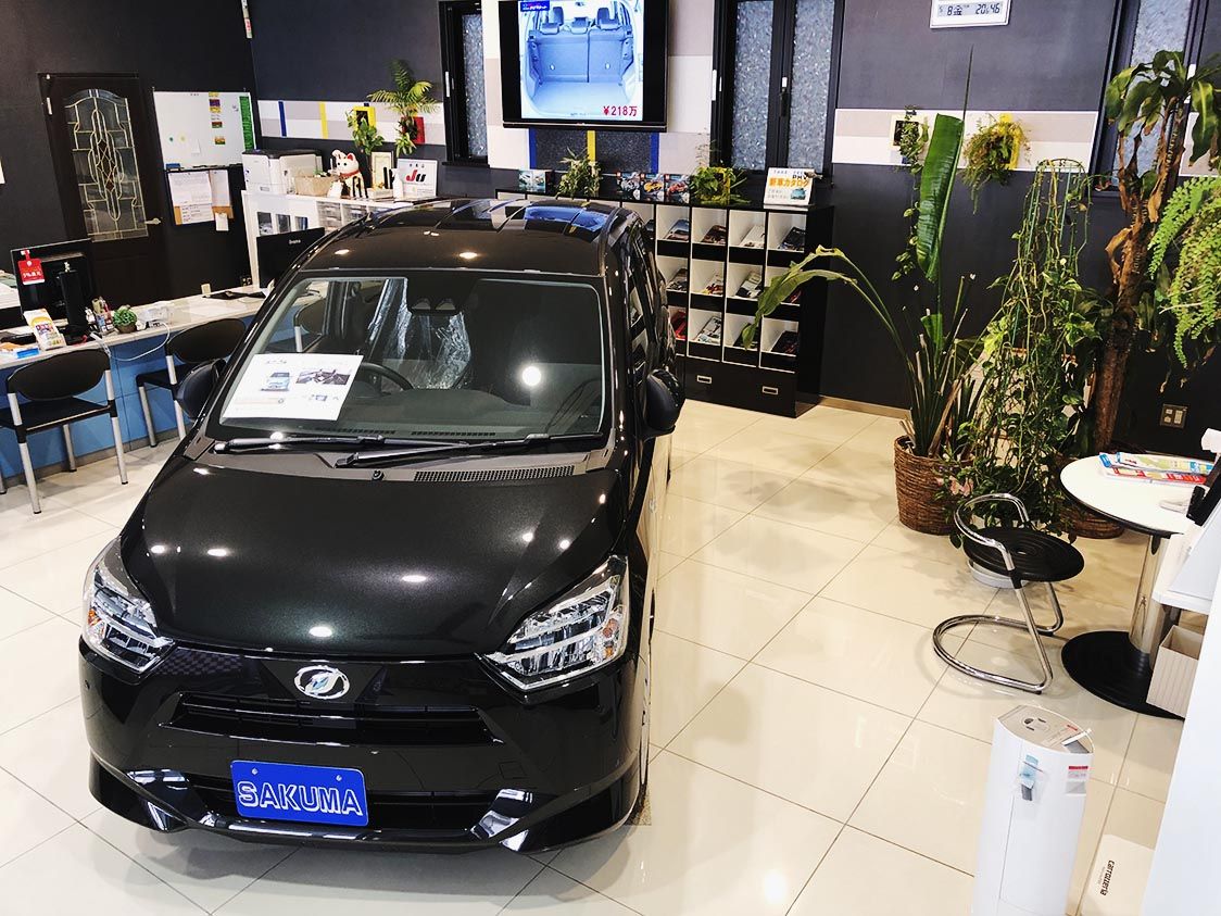 南行徳駅前店では店内にも車両展示