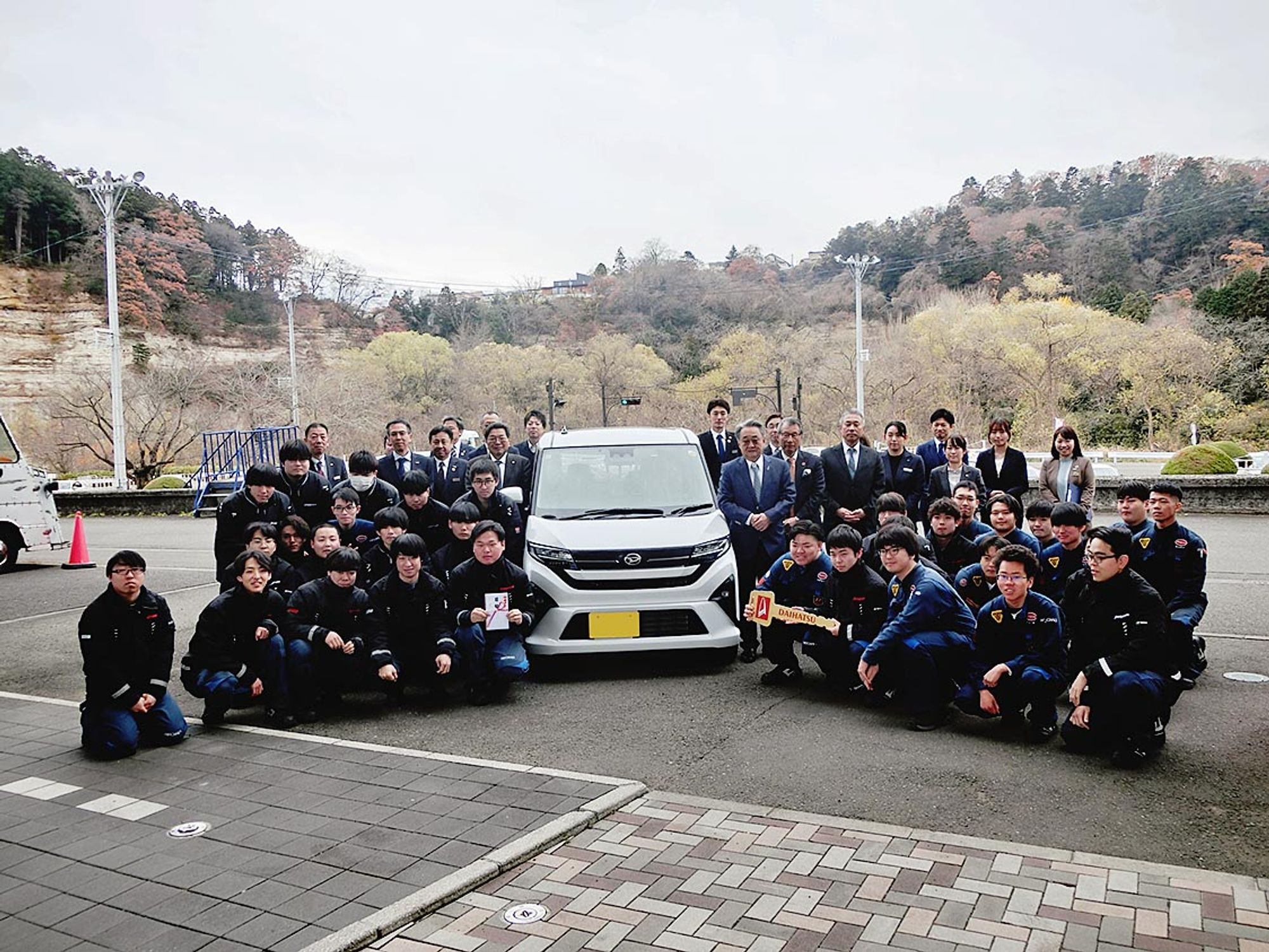 東北ブロックダイハツ販売会社グループ　花壇自大に車両寄贈