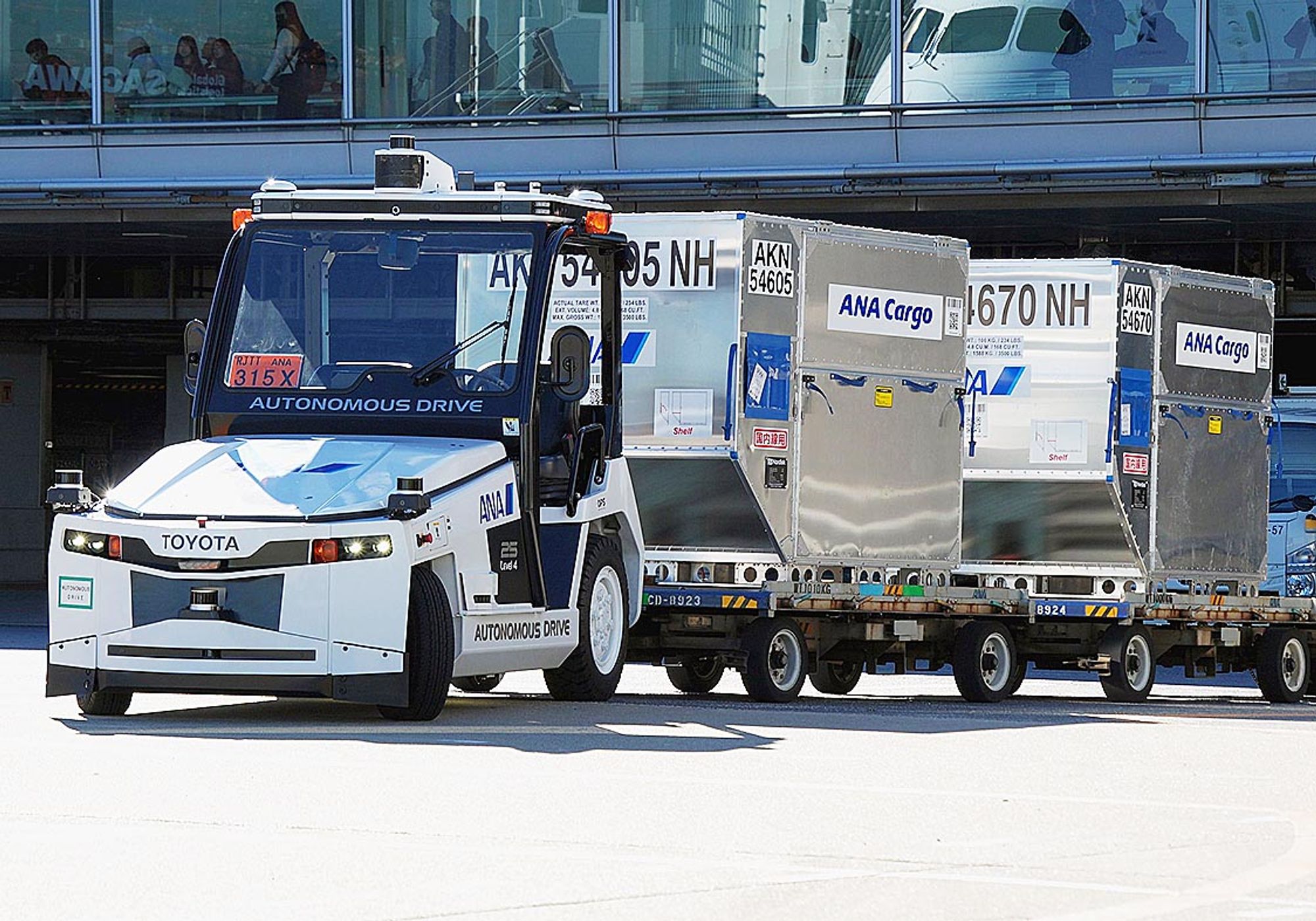 豊田自動織機とANA　自動運転トーイングトラクターを開発