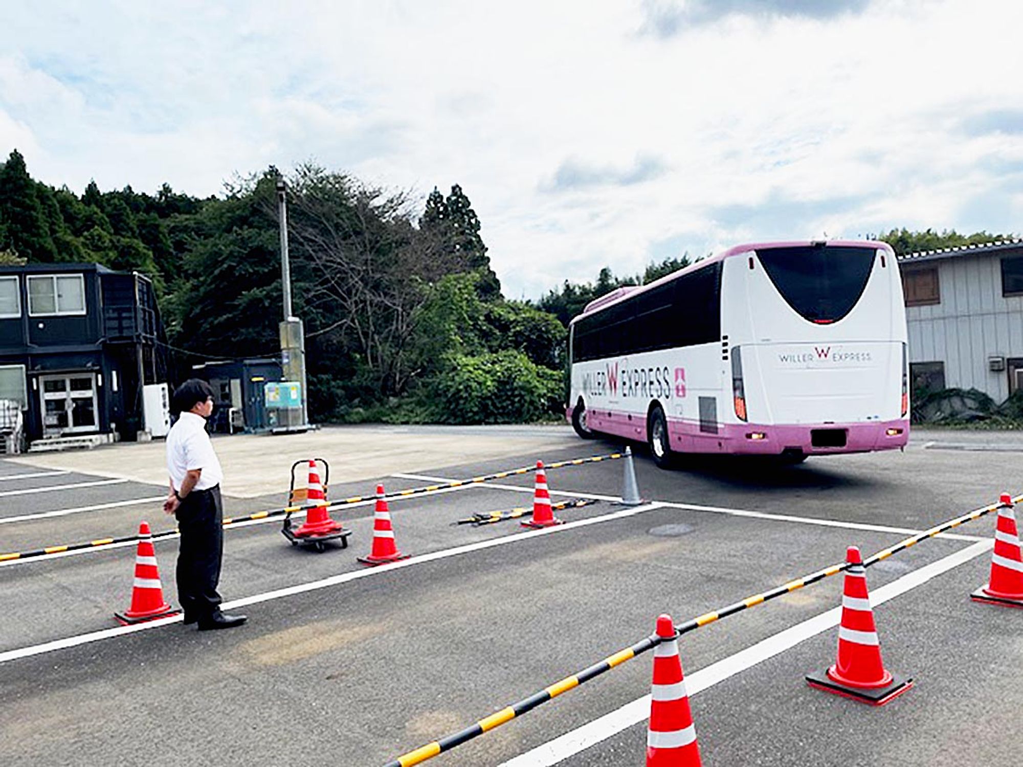 ウィラーエクスプレス、高卒者運転手育成に取り組み　免許取得費用負担やSNS活用　ラボで仲間意識醸成